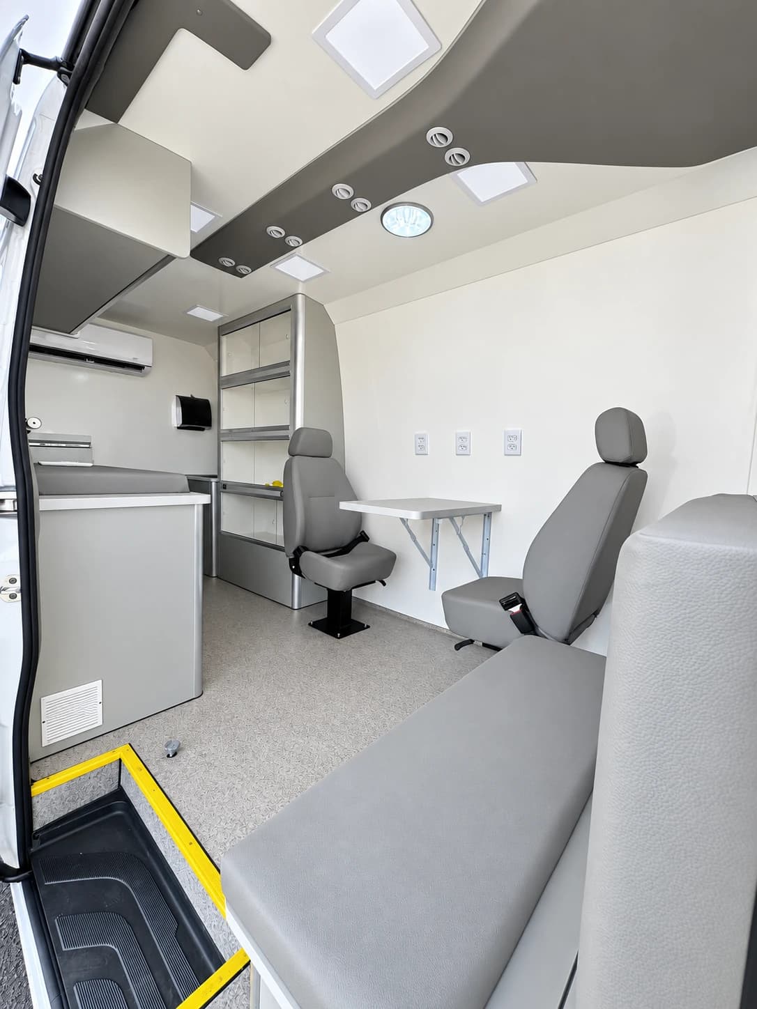 Interior completo da unidade móvel de vacinação e atendimento